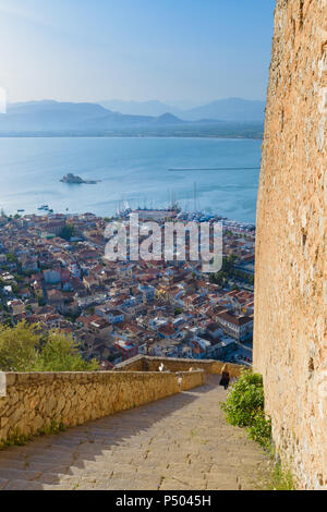 Nafplio Stadt Blick von der Burg Palamidi mit Bourtzi schloss im Hintergrund Stockfoto