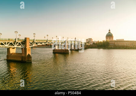 Frankreich, Haute-Garonne, Toulouse, Fluss Garonne mit Pont Saint Pierre, Museum der Medizinischen und Chapelle Saint-Joseph de La Grave am Abend Stockfoto