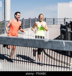 Fit paar Joggen in der Stadt Stockfoto