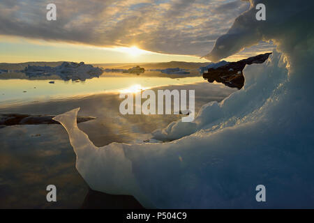 Grönland, Ostgrönland, Ansicht von Sarpaq, Eisberge von sermilik Fjord bei Sonnenuntergang Stockfoto