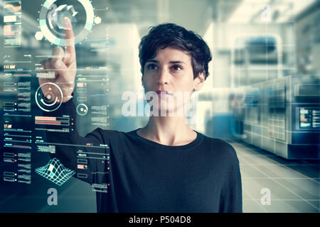 Junge Frau mit transparenten Touchscreen Display, verfassen Stockfoto