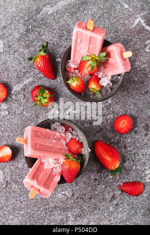 Selbstgemachte Erdbeer Eis am Stiel in Schalen Stockfoto