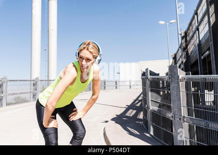 Frau Joggen in der Stadt, eine Pause Stockfoto