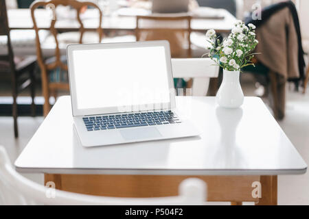 Laptop am Tisch in einem Cafe Stockfoto