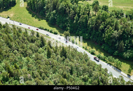 Österreich, Tirol, Luftaufnahme von Country Road Stockfoto