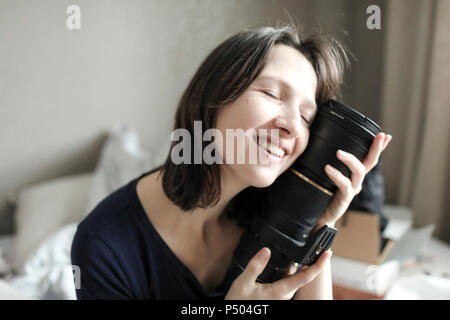 Frau genießen Ihre neue Linse Stockfoto