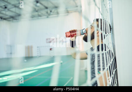 Basketball Spieler trinken aus Kunststoff Flasche Stockfoto