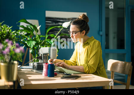 Fashion Designer arbeiten mit Nähmaschine in Ihrem Studio Stockfoto