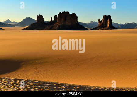 Afrika, Algerien, Sahara, Tassili N'Ajjer Nationalpark, Tadrart, Felstürme und Sanddünen im tiou Tatarene Stockfoto
