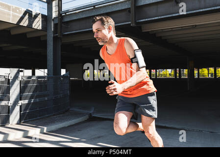 Mann, Joggen in der Stadt Stockfoto