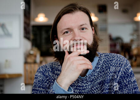 Mann mit Bart im Cafe sitzen, Porträt Stockfoto
