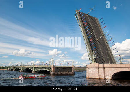 SAINT-Petersburg, Russland - 23. JUNI 2018: Menschen in Exkursion Boot segeln auf der Newa unter der geöffneten Trinity Brücke am Tag Zeit Stockfoto