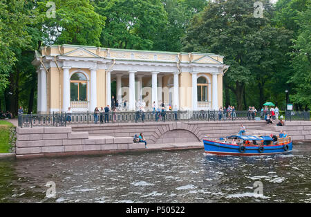 SAINT-Petersburg, Russland - 23. JUNI 2018: die Menschen in einem kleinen Boot segeln auf moyka River in der Nähe von michailowski Garten und Rossi Pavillon Stockfoto