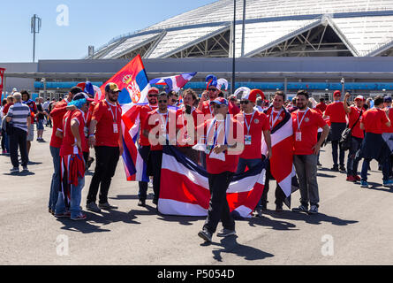 Samara, Russland - 17. Juni 2018: Frohe und dekorierte Fußball-Fans mit Fahnen von Costa Rica neben dem Samara Arena während der FIFA Fussball-Weltmeisterschaft 2018 Stockfoto