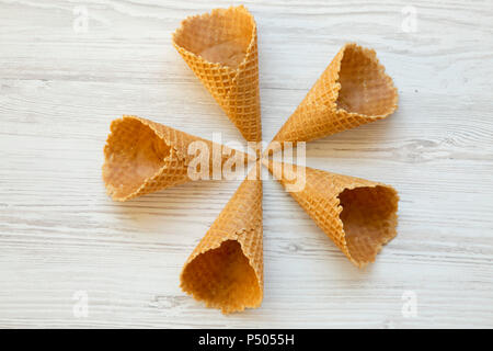 Fünf Eis Waffeln auf einem weißen Hintergrund Holz, flach. Von oben, Ansicht von oben. Stockfoto