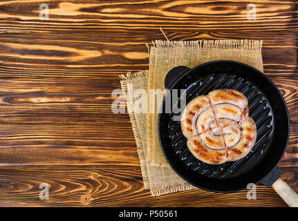 Hausgemachte Wurst vom Grill auf hölzernen Hintergrund Stockfoto