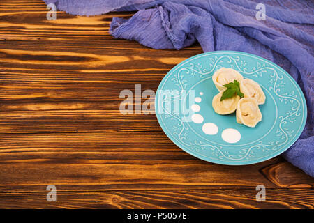Leckere hausgemachte Knödel, die Maultaschen, auf hölzernen Hintergrund Stockfoto