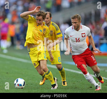 MARSEILLE, Frankreich, 21. JUNI 2016: Bohdan Butko der Ukraine (L) kämpft für eine Kugel mit Jakub Blaszczykowski von Polen während der UEFA EURO 2016 Spiel Stockfoto