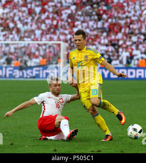 MARSEILLE, Frankreich, 21. JUNI 2016: Jakub Blaszczykowski von Polen (L) kämpft für eine Kugel mit yevhen Konoplyanka der Ukraine bei der UEFA EURO 2016 Stockfoto