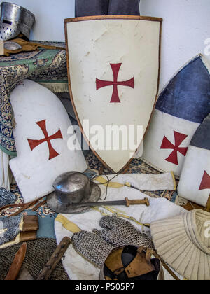 Gubbio, Festival des Mittelalters: moderne Reproduktionen von mittelalterlichen Waffen: Armbrust, Helm, Schwert und Dolch Klinge Stockfoto