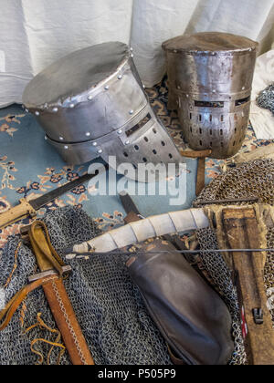 Gubbio, Festival des Mittelalters: moderne Reproduktionen von mittelalterlichen Waffen: Armbrust, Helm, Schwert und Dolch Klinge Stockfoto