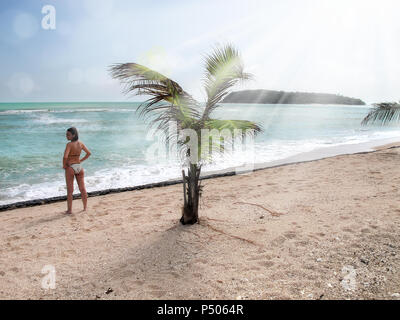 Marine Image der jungen erwachsenen Frau Entspannung am Sandstrand Stockfoto