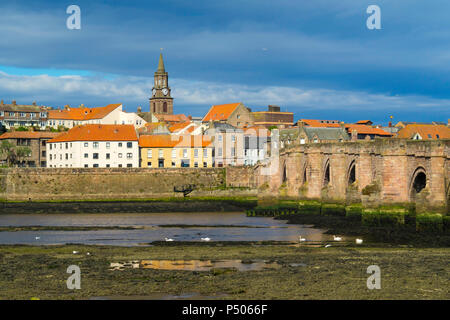 Berwick On Tweed gesehen von der Südseite des Flusses, mit dem Uhrturm auf das Rathaus von 1761 und die alte Straße Brücke von 1624 Stockfoto