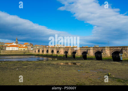 Berwick On Tweed gesehen von der Südseite des Flusses, mit dem Uhrturm auf das Rathaus von 1761 und die alte Straße Brücke von 1624 Stockfoto