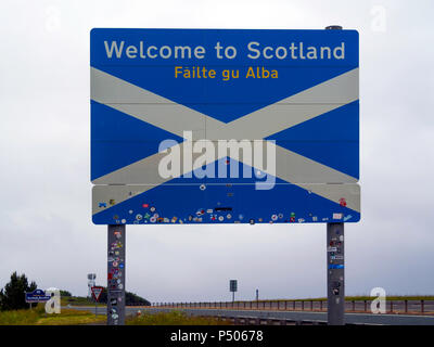 Nach Schottland Road Sign in Englisch und Gälisch Sprachen auf der A1 an der Grenze zwischen England und Schottland willkommen Stockfoto