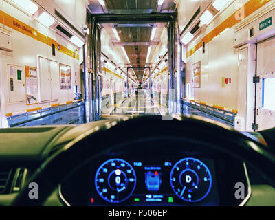 Treiber aus der Fahrt im Auto auf den Eurotunnel Zug Stockfoto