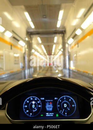 Treiber aus der Fahrt im Auto auf den Eurotunnel Zug Stockfoto