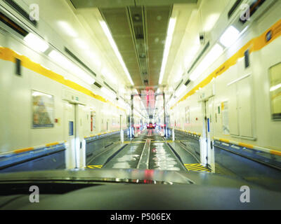 Treiber aus der Fahrt im Auto auf den Eurotunnel Zug Stockfoto