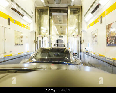 Treiber aus der Fahrt im Auto auf den Eurotunnel Zug Stockfoto