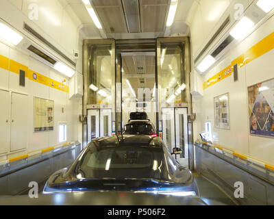 Treiber aus der Fahrt im Auto auf den Eurotunnel Zug Stockfoto