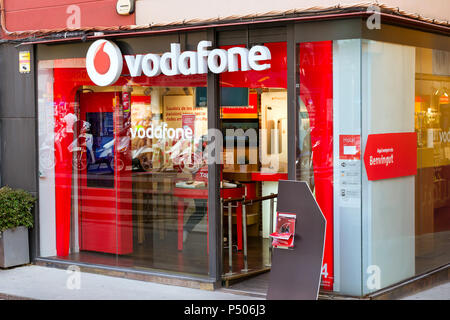 Repräsentant der Telekommunikationsunternehmen Vodafone auf Glas Wand von Gebäude im Zentrum der Stadt. Spanisch beach resort Blanes, Costa Brava, Katalonien Stockfoto