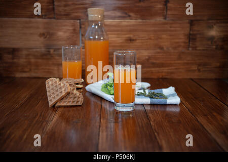 Fitness Frühstück mit frisch gepresstem Saft und Wafer Stockfoto