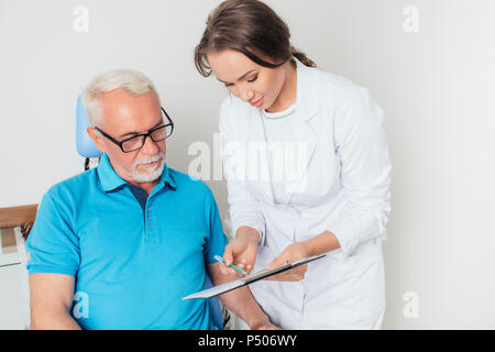 Arzt und Patient Überprüfung medizinisches Diagramm Stockfoto