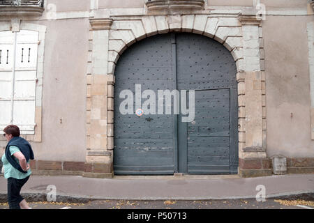 Ein paar sehr große Außentüren auf massiven Stadthaus in Le Mans altes Dorf in Frankreich Stockfoto