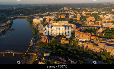 Fußball-Stadion von der Universität von Tennessee Blick von oben mit Tennessee River Stockfoto