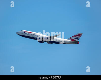 FLUGHAFEN HEATHROW, LONDON - 17. MAI 2018: Boeing 747-436 (G-BLNP) Flugzeuge, die von British Airways gegen den blauen Himmel betrieben werden Stockfoto