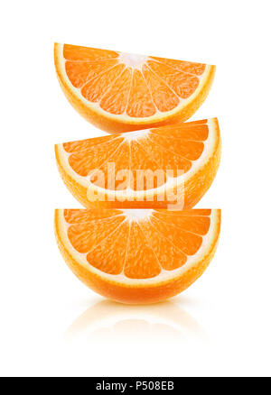 Drei Keile von orange Frucht übereinander auf weißem Hintergrund mit Freistellungspfad isoliert Stockfoto