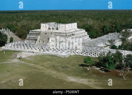 ARTE PRECOLOMBINO. MAYA. TEMPLO DE LOS GUERREROS. Panorámica General del Edificio con Las Columnas formando El vestíbulo, Al Frente y a la Derecha, el Grupo de las Mil Columnas. Es El edificio que Tiene la Mayor semejanza con las Construcciones toltecas. - CHICHEN ITZA. Península del Yucatán. México. Stockfoto