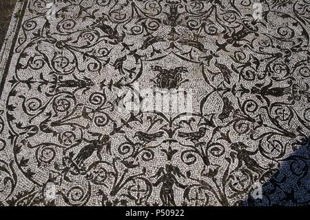 Römische Kunst. Italien. Haus von Bacchus und Ariadne. Fußbodenmosaik in Schwarz und Weiß mit floralen Motiven und der Medusa in der Mitte eingerichtet. 1st-2nd Jahrhunderte A.C. Ostia Antica. Stockfoto