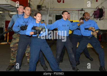 Karibik (Okt. 2010) 12, 2016) - Segler teilnehmen in einem Hangar bay Brandschutzübung an Bord amphibisches Schiff USS Iwo Jima (LHD7). Iwo Jima und der 24 Marine Expeditionary Unit sind im Gange, Katastrophenhilfe und humanitäre Hilfe für Haiti zur Verfügung zu stellen nach dem Hurrikan Matthew. Stockfoto