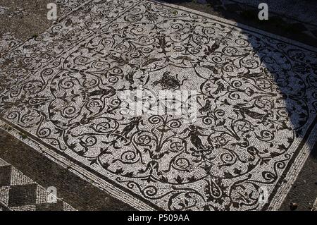 Römische Kunst. Italien. Haus von Bacchus und Ariadne. Fußbodenmosaik in Schwarz und Weiß mit floralen Motiven und der Medusa in der Mitte eingerichtet. 1st-2nd Jahrhunderte A.C. Ostia Antica. Stockfoto