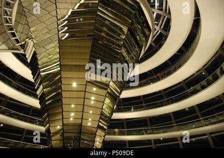 Kuppel des Reichstags, Sitz des Deutschen Bundestages, gestaltet von Norman Foster (b.1935). Innenraum. Nacht. Berlin. Deutschland. Stockfoto