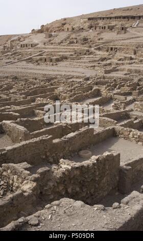 Tal der Handwerker. Ruinen von Set Maat Siedlung, die Heimat der Handwerker, die auf den Gräbern im Tal der Könige in der 18. bis 20 Dynastien gearbeitet. Neuen Reich. Deir el-Medina. Ägypten. Stockfoto