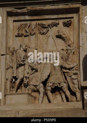 Italien. Rom. Triumphbogen des Konstantin. 4. Jahrhundert. Durch den Senat zu Ehren von Kaiser Konstantin errichtete nach dem Sieg über Maxentius an der Schlacht von Milvischen Brücke (312). Platten aus einem früheren Denkmal zu Marcus Aurelius. Erleichterung. Stockfoto