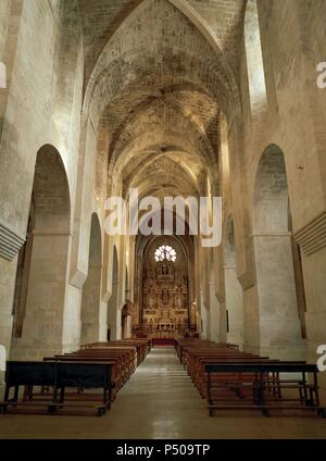 Romanische Kunst Kloster Santes Creus. Zisterzienserabtei. Innenraum der Kirche zwischen 1174 und 1225 gebaut und bedeckt mit Gewölbe. Santes Creus. Katalonien. Spanien. Stockfoto