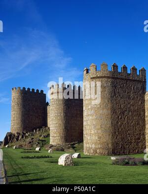 Spanien. Avila. Abschnitt des westlichen Sektors der mittelalterlichen Stadtmauer, 12. Jahrhundert, neben der Brücke Tor (Puerta del Puente). Stockfoto